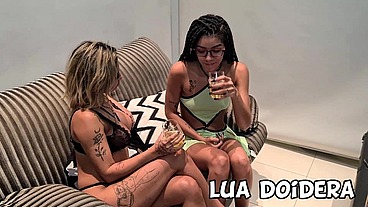 Lua Doidera recebeu a amiga Izabela Pimenta pra uma resenha em casa e elas acabaram se pegando, se chupando e se comendo com cintaralho
