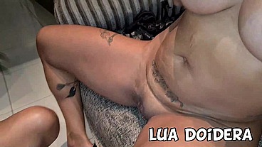 Lua Doidera recebeu a amiga Izabela Pimenta pra uma resenha em casa e elas acabaram se pegando, se chupando e se comendo com cintaralho