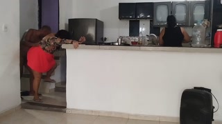 Padrastro pervertido se folla a su hijastra delante de su hermana gemela sin que ella se dé cuenta