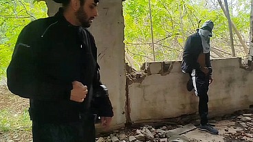 Motoboy entrou por engano no lugar errado e foi massacrado na pica de dois negões impiedosos