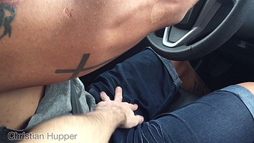 Fudendo no carro em local público com o macho dotado.