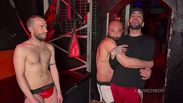 deux beaux mecs espagnols baisent bareback dans une backroom de madrid
