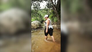 Buscando donde follar en el rio de medellin