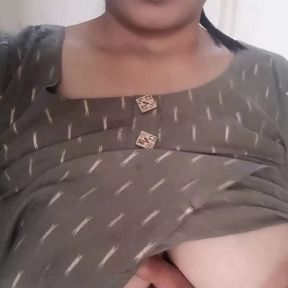 Newly married Bhabhi Ko Pee karte Huye Chupke se Dekha