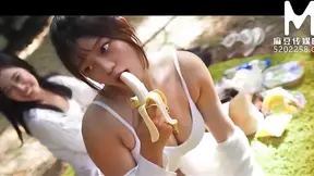 Sultry Lusty Woman Seduces Camera in Explicit Chinese Porn Scene