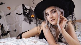 Rozpustna wiedźma cosplayerka obciąga kutasa i połyka spermę