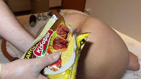 enchi meu cu com meio quilo de farofa apimentada - dois amigos arrombaram meu rabo e encheram meu cu com uma mistura quente, fiquei tao ardida e esfolada que precisei lavar o cu com leite. gost