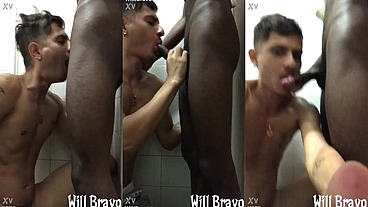 Pretinho gostoso que estava no trem comigo me levou pro banheiro da estação pra me botar pra mamar