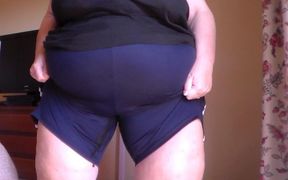 Jen is peeing all into her shorts