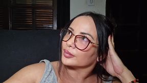 Madrasta estava assistindo TV e ficou impressionado com o enteado.