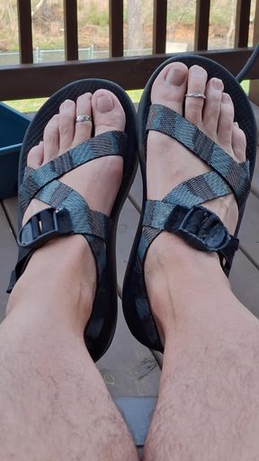 Cum on my feet while I wear my sandals and toe rings