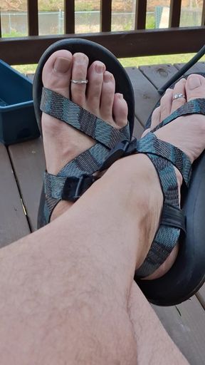 Cum on my feet while I wear my sandals and toe rings