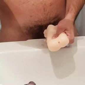 Gay musculoso com um bom pau adora se masturbando sozinho