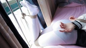 hui11 - The legs of the girl in white stockings are bound with rope.