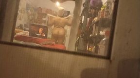 Mi tia dejo las cortinas abiertas y pude grabarla mientras se vestia despu&eacute_s de la ducha