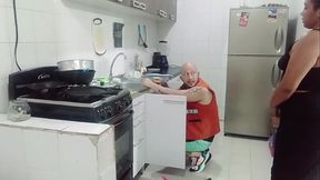 llamo al plomero para que me revise la ca&ntilde_er&iacute_a y termina revisando la profundidad de mi co&ntilde_o con su polla