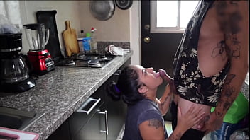 Mientras preparaba el desayuno mi novio llega y de mete la verga en la boca
