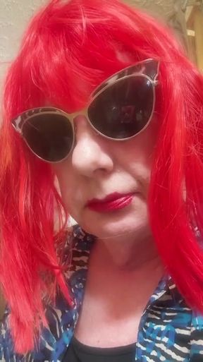 SMOKING VS120 MENTHOLS IN THE BATHROOM - PINK WIG, BLACK GLOVES