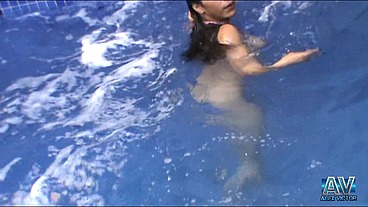 Trans Rhuanna Rodrigues Belíssima Com Peitos Lindos Se Exibindo na Piscina,Punhetando e Gozando Forte Dando a Bunda Deliciosa Para o SexyBoy