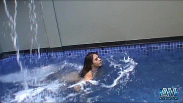 Trans Rhuanna Rodrigues Belíssima Com Peitos Lindos Se Exibindo na Piscina,Punhetando e Gozando Forte Dando a Bunda Deliciosa Para o SexyBoy