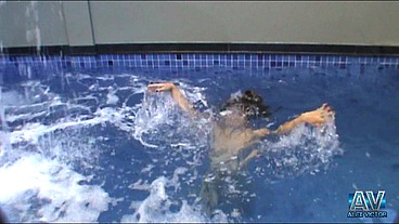 Trans Rhuanna Rodrigues Belíssima Com Peitos Lindos Se Exibindo na Piscina,Punhetando e Gozando Forte Dando a Bunda Deliciosa Para o SexyBoy