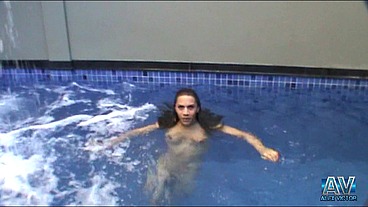 Trans Rhuanna Rodrigues Belíssima Com Peitos Lindos Se Exibindo na Piscina,Punhetando e Gozando Forte Dando a Bunda Deliciosa Para o SexyBoy