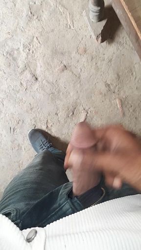 Room ke andar hila raha