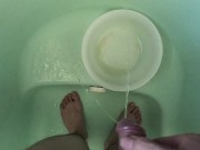 お風呂で桶に貯めながらおしっこ