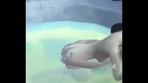 SAFADA PIRANHA MAMANDO E SENTANDO NOLA ROLA DENTRO DA JACUZZI NO THE SIMS