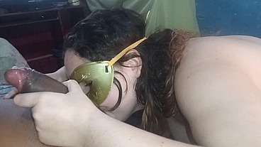 Esposa safada escolhe amigo no aplicativo e chama para foder