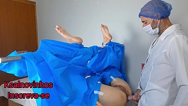 Ginecologista brinca e mete na buceta de sua paciente!