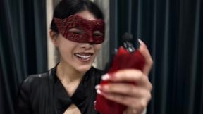 batman under catwoman s feet