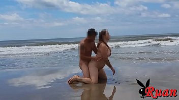 Ruan e Loira Safada na praia