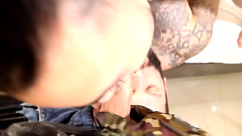 Ganhando um boquete depois do servi&ccedil_o