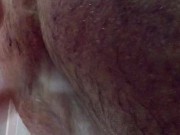Saudita dotato sborra sotto la doccia (ONLYFANS @feet_man88)
