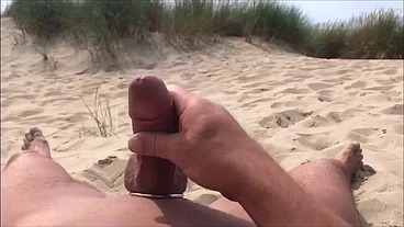 Se exibindo na praia enquanto as pessoas passam, masturbando e gozando