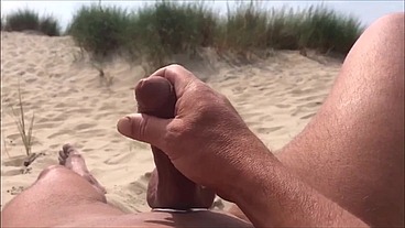 Se exibindo na praia enquanto as pessoas passam, masturbando e gozando