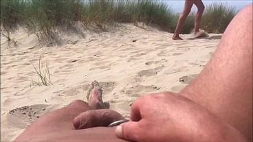 Se exibindo na praia enquanto as pessoas passam, masturbando e gozando