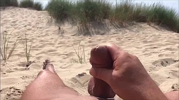 Se exibindo na praia enquanto as pessoas passam, masturbando e gozando