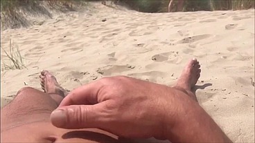 Se exibindo na praia enquanto as pessoas passam, masturbando e gozando