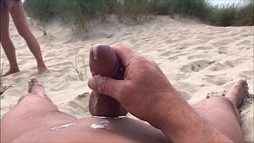 Se exibindo na praia enquanto as pessoas passam, masturbando e gozando