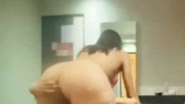 MIRA COMO ME ENCANTO TENER EL GRAN TRASERO DE MI NOVIA BIEN PENETRADO Y BIEN EXCITADO DE TANTO PLACER