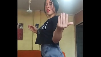 Quieren ver el culo en tanga de mi mejor amiga que baila el Tik tok??