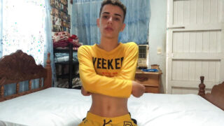 مراهقة مرنة تمارس العادة السرية بمفردها باستخدام أصابعها، وينتهي الأمر بقذف ساخن على وجهها وابتلاعه بشغف.