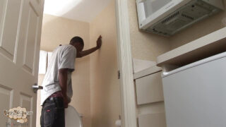 Amatör yakışıklı adamlar, büyük siyah penisleriyle korunmasız bir şekilde anal ilişkiye giriyorlar.