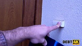 Debt4k. un agent de recouvrement donnera du temps à la femme en échange d'une baise