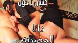 رجل يمارس الجنس مع فتاة ذات صدر كبير ومؤخرة ضيقة