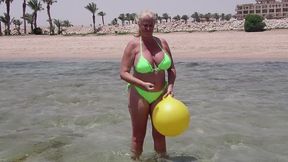 Huepfball im Wasser