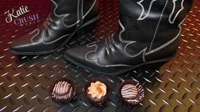 (Food crush ASMR) cowgirl boots vs three mini cupcakes