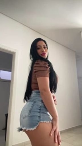 Big ass brunette dancing to the sound of the tiger